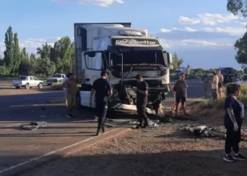 Violento choque entre camiones y una camioneta en Ruta 40 dejó un herido grave