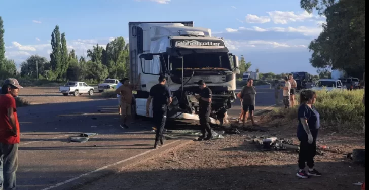 Violento choque entre camiones y una camioneta en Ruta 40 dejó un herido grave