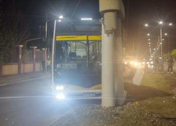 Accidente en Rawson: quince personas hospitalizadas tras choque de colectivo