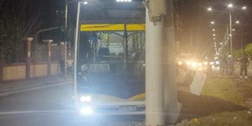 Accidente en Rawson: quince personas hospitalizadas tras choque de colectivo