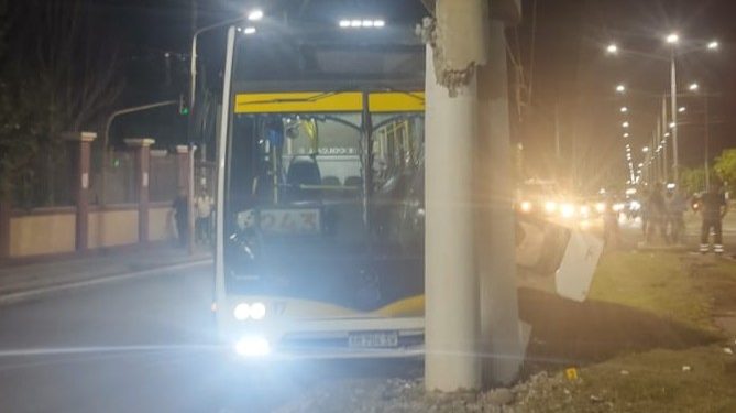 Accidente en Rawson: quince personas hospitalizadas tras choque de colectivo