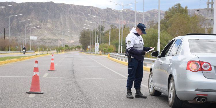San Juan: un conductor llevaba documentación presuntamente apócrifa