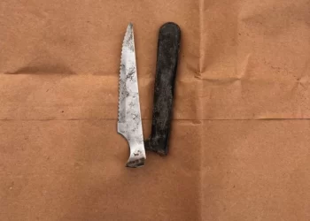 Un hombre quedó detenido tras agredir a su pareja, atacar a vecinos e intentar herir a un policía