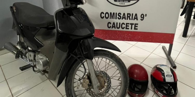 Roban una moto en Caucete, pasan por la comisaría, los persiguen y detienen