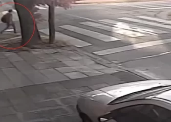 Asesinaron a una mujer cuando regresaba a su casa tras salir a bailar: buscan a un hombre