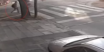 Asesinaron a una mujer cuando regresaba a su casa tras salir a bailar: buscan a un hombre