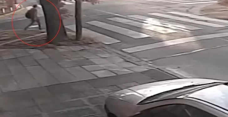 Asesinaron a una mujer cuando regresaba a su casa tras salir a bailar: buscan a un hombre