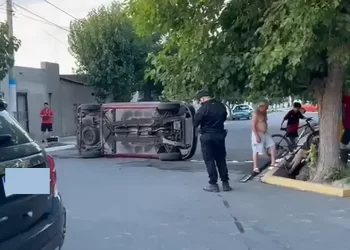 Espectacular vuelco en Rawson: un auto terminó dado vuelta