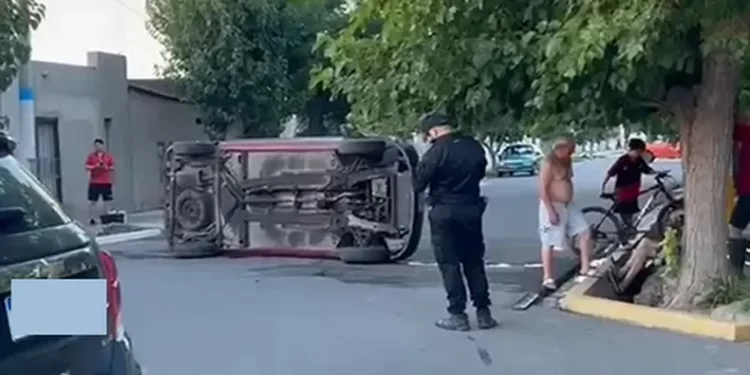 Espectacular vuelco en Rawson: un auto terminó dado vuelta