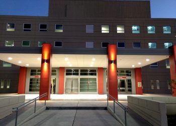 ¿Cuál es el estado de salud del niño que se accidentó con pirotecnia?