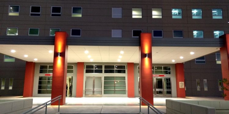 ¿Cuál es el estado de salud del niño que se accidentó con pirotecnia?