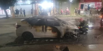 Un remis se incendió por completo en plena vía pública