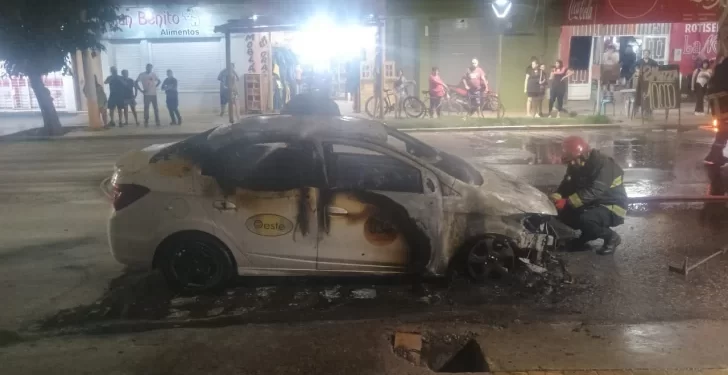 Un remis se incendió por completo en plena vía pública
