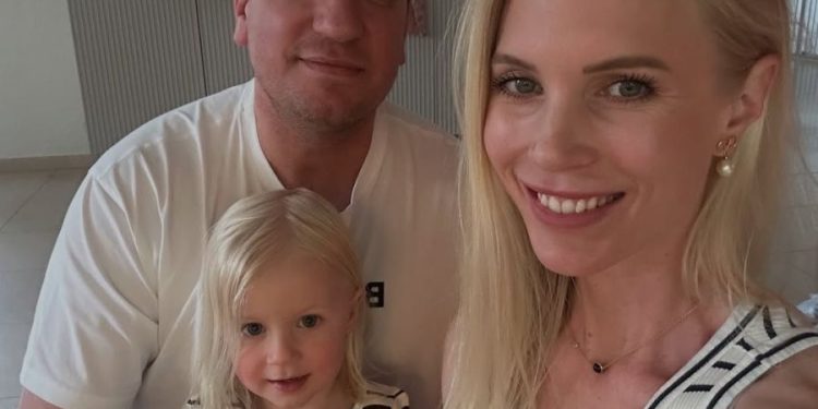 Maxi López partió rumbo a Suiza para reencontrarse con Daniela Christiansson previo a la llegada de su segundo hijo