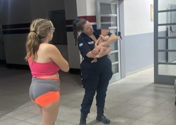 San Juan: una policía salvó la vida de una bebé de tres meses en la comisaría