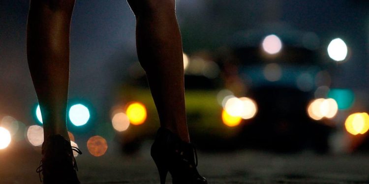 Insólito: una trabajadora sexual retuvo a un cliente por negarse a pagar