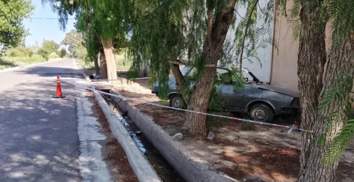 Auto atropelló a un ciclista y terminó contra una casa