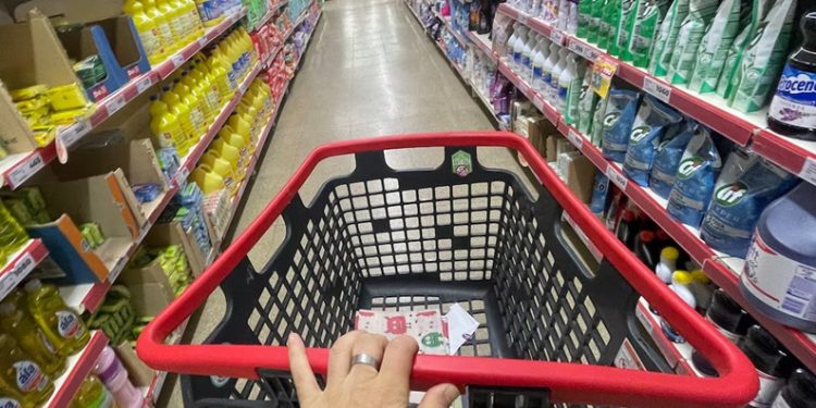 ¿La Argentina es cara o barata?: cuánto cuesta comprar los mismos productos en 9 países