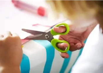 Un nene de 6 años terminó con una tijera clavada en la cabeza