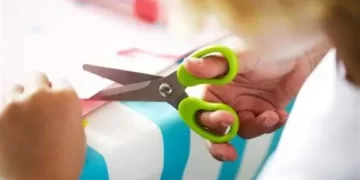 Un nene de 6 años terminó con una tijera clavada en la cabeza