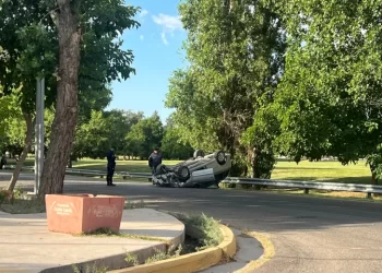 Auto volcó en Circunvalación y quedó dado vuelta: no hubo heridos