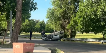 Auto volcó en Circunvalación y quedó dado vuelta: no hubo heridos