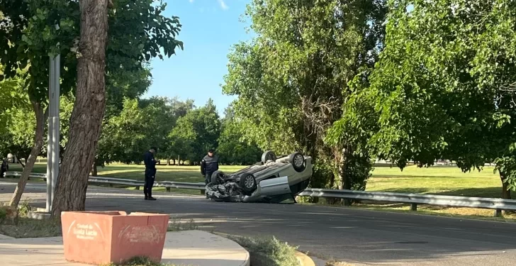 Auto volcó en Circunvalación y quedó dado vuelta: no hubo heridos