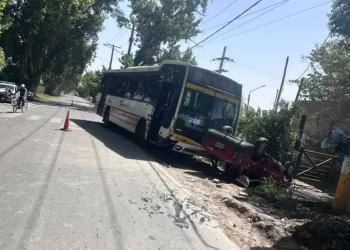 Violento choque entre un colectivo y un auto en Rawson
