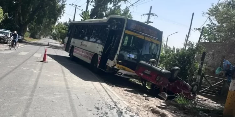Violento choque entre un colectivo y un auto en Rawson