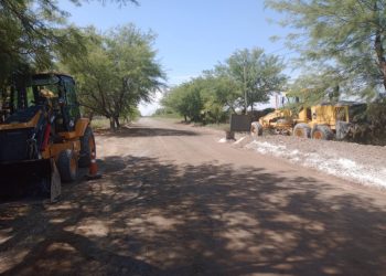 Comienza la pavimentación que conecta escuelas y producción en 9 de Julio