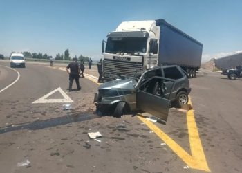 Una mujer murió y un hombre lucha por su vida tras chocar con un camión