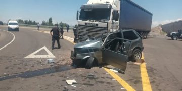 Una mujer murió y un hombre lucha por su vida tras chocar con un camión