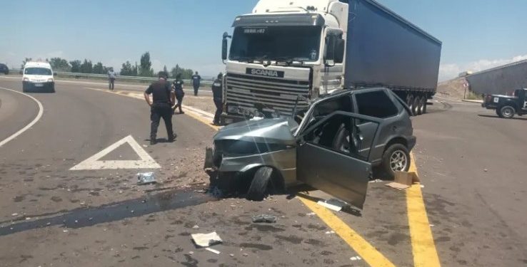 Una mujer murió y un hombre lucha por su vida tras chocar con un camión