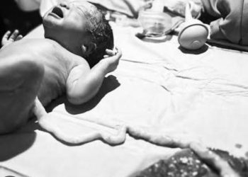 Policía asistió a una mujer en trabajo de parto y le salvó la vida al bebé