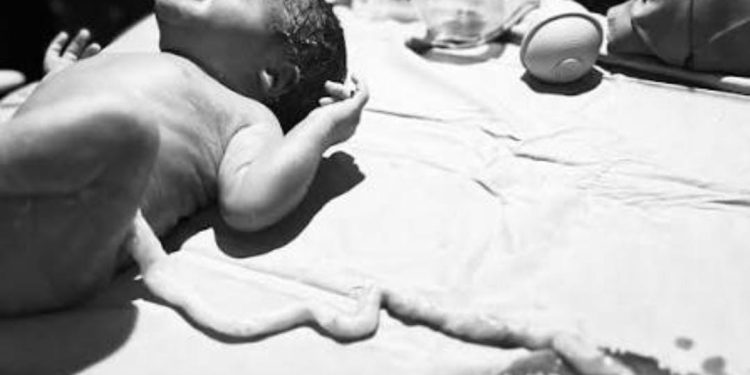 Policía asistió a una mujer en trabajo de parto y le salvó la vida al bebé