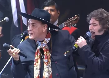 Javier Milei cantó con el Chaqueño Palavecino en el Festival de Jesús María