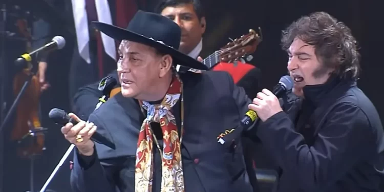 Javier Milei cantó con el Chaqueño Palavecino en el Festival de Jesús María