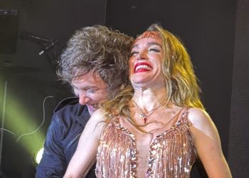 El show de Javier Milei con Fátima Florez: cantaron “Rock del gato”