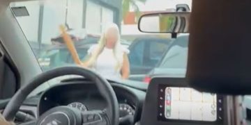 Una argentina amenazó con un bate a un hombre en Punta del Este y generó caos en el tránsito