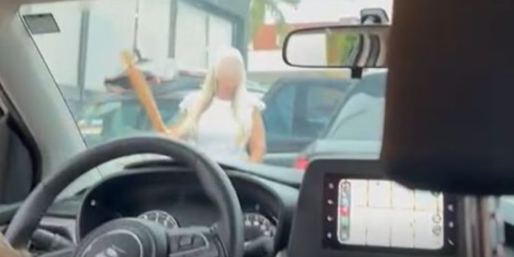 Una argentina amenazó con un bate a un hombre en Punta del Este y generó caos en el tránsito