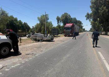 Volcó un auto tras un fuerte choque en Albardón: un conductor resultó con lesiones leves
