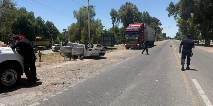 Volcó un auto tras un fuerte choque en Albardón: un conductor resultó con lesiones leves