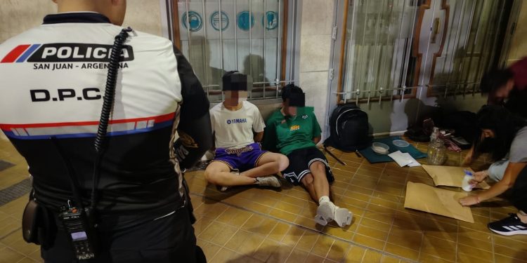 Detuvieron a dos jóvenes en pleno centro con más de un kilo de marihuana