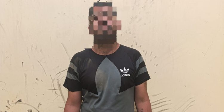 Detuvieron a un hombre cuando robaba pertenencias de un auto