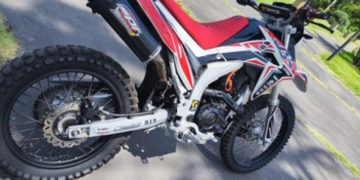 Detuvieron a un hombre por intentar robar una moto y agredir a policías