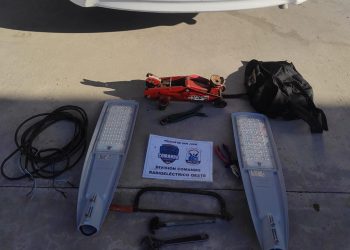 Aprehendieron a dos hombres con paneles de alumbrado público