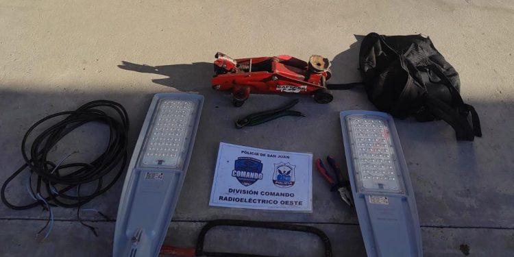 Aprehendieron a dos hombres con paneles de alumbrado público