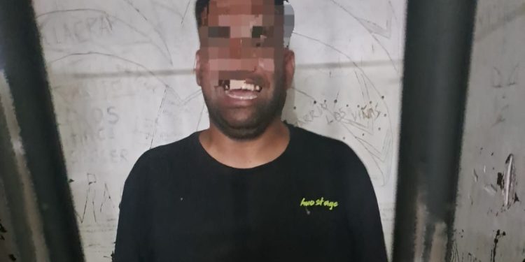 Detuvieron a un hombre por golpear brutalmente a un joven tras un incidente vial