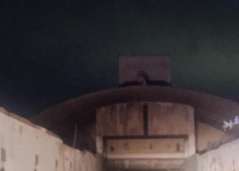 Tensión: un hombre subió al techo de una bodega con intenciones de agredirse