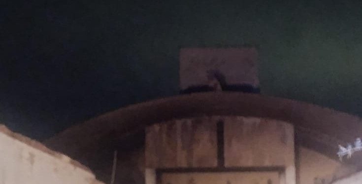 Tensión: un hombre subió al techo de una bodega con intenciones de agredirse